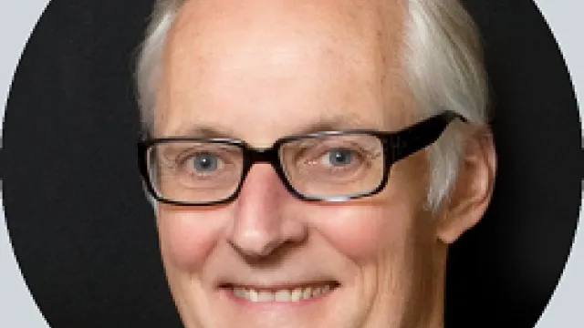 Dennis Shirley Profil rund grau30