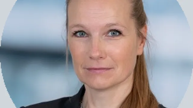 Claudia Rolf rund grau