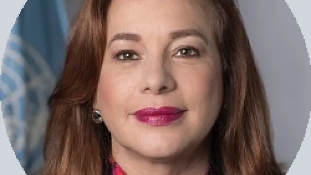 Maria Espinosa rund grau