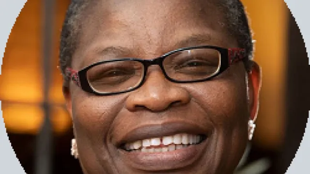 Oby Ezekwesili rund grau