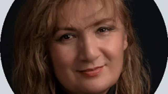 Leila Alieva rund grau