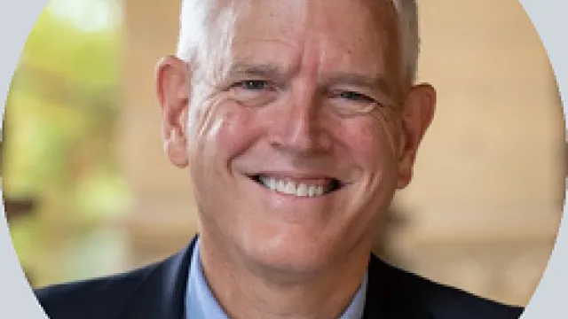 Steven Pifer rund grau