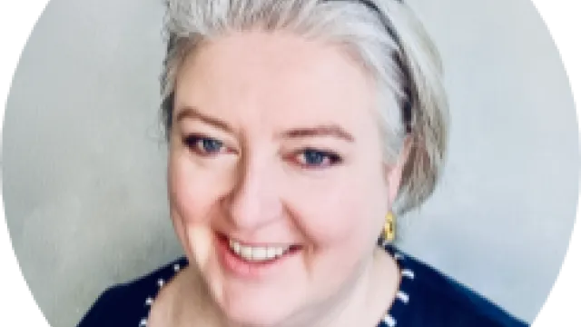 Cathy Mulligan rund grau