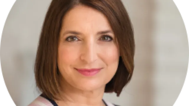 Zsuzsanna Szelényi rund grau