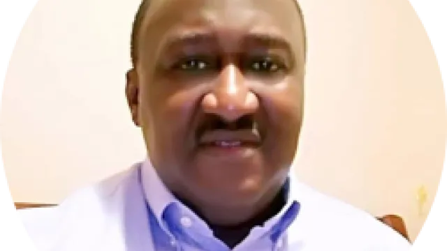 Hassan Koné rund grau